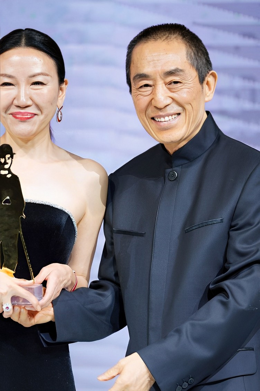 1986年,张艺谋准备《红高粱》选史可,但半路杀出巩俐程咬金,她拖着