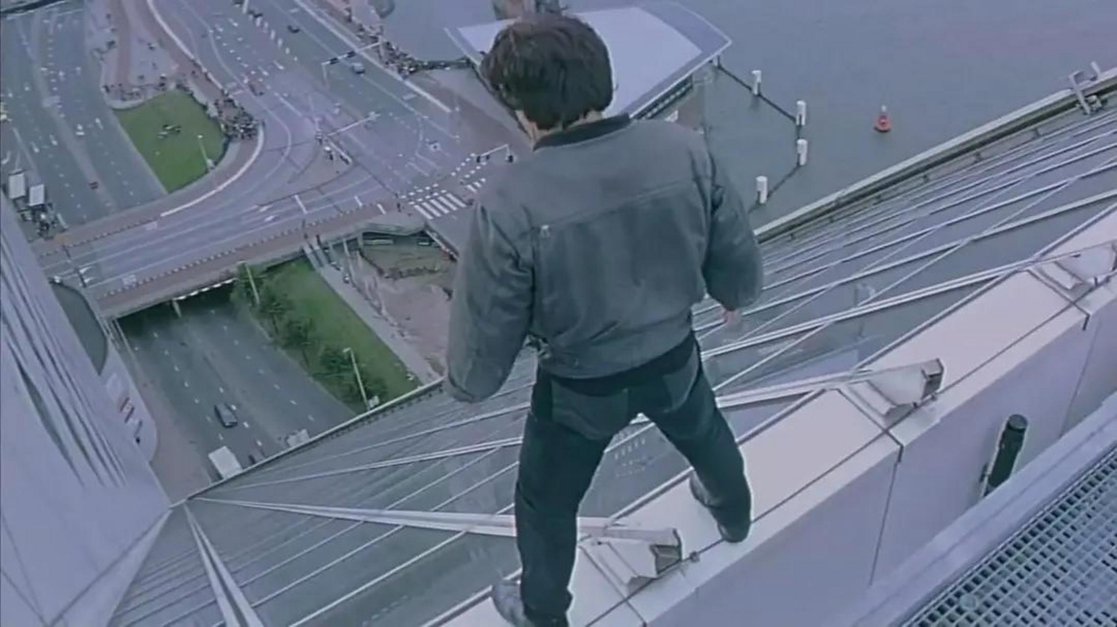 成龙在电影《我是谁》中鹿特丹大厦的一跳,被吉尼斯评为电影史最危险