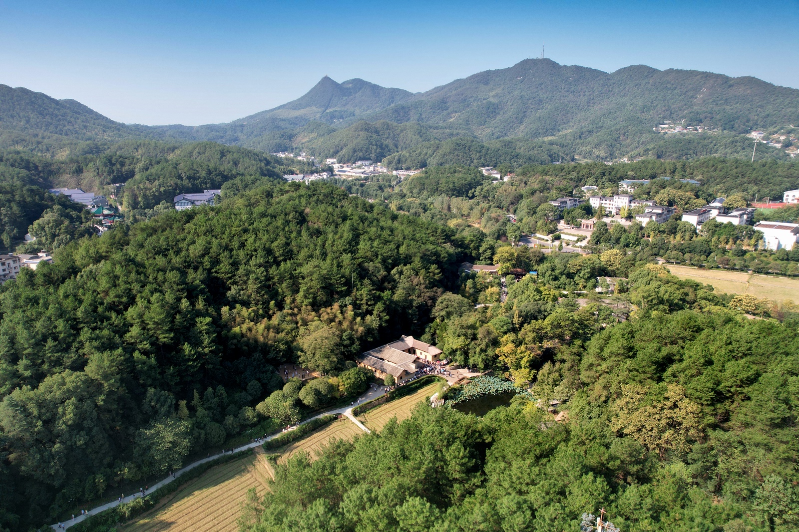 借助网络找到的3张航拍图片来观看,了解一下湖南湘潭韶山冲这个地方的