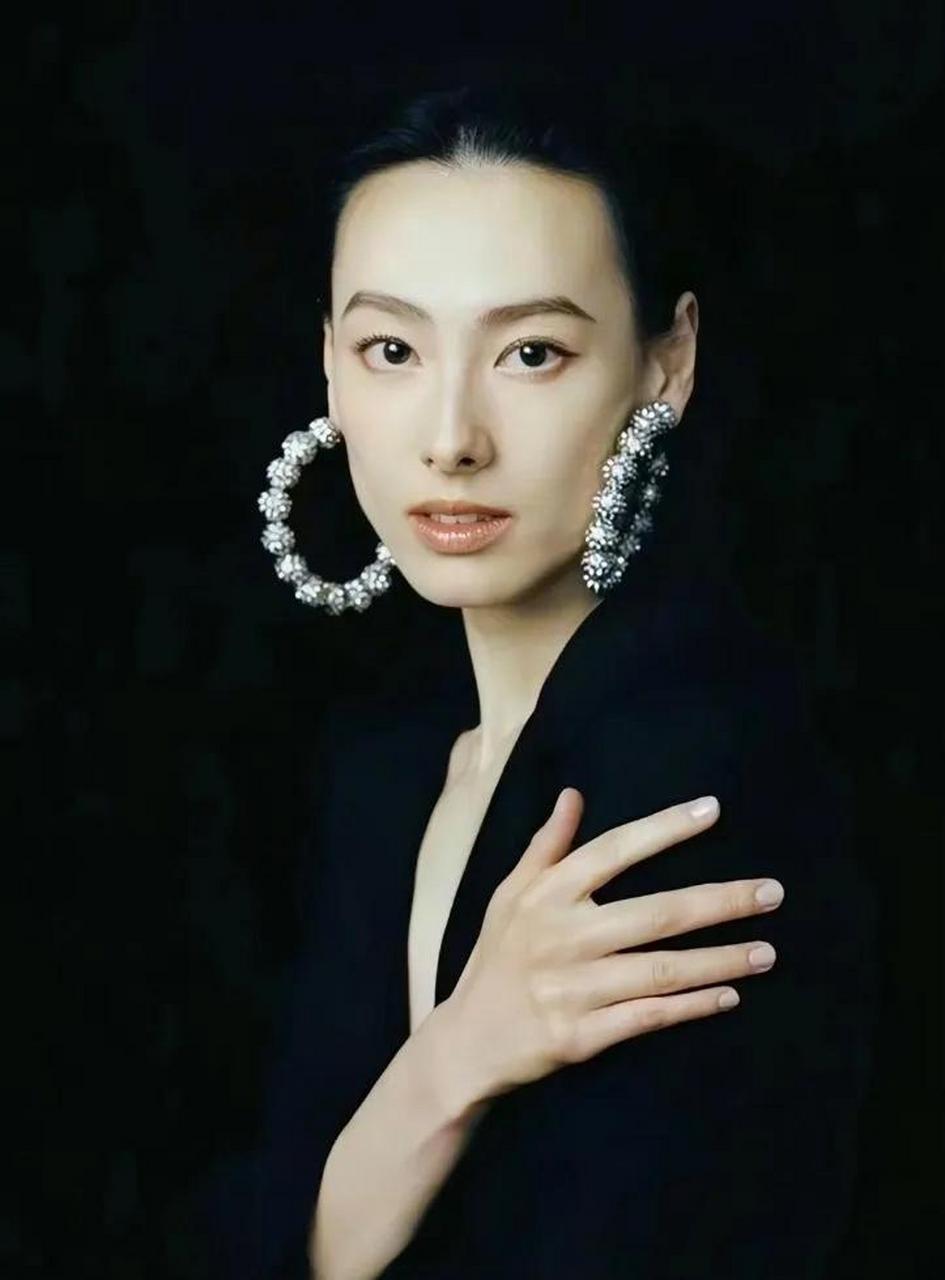 梁洛施面相是富贵之相,身材气质服饰都大气漂亮!