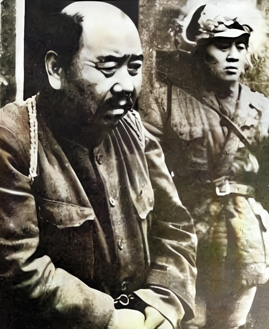 1934年,土匪谢文东,原是抗联的英雄,被日军杀害了他八口家人,后来却与
