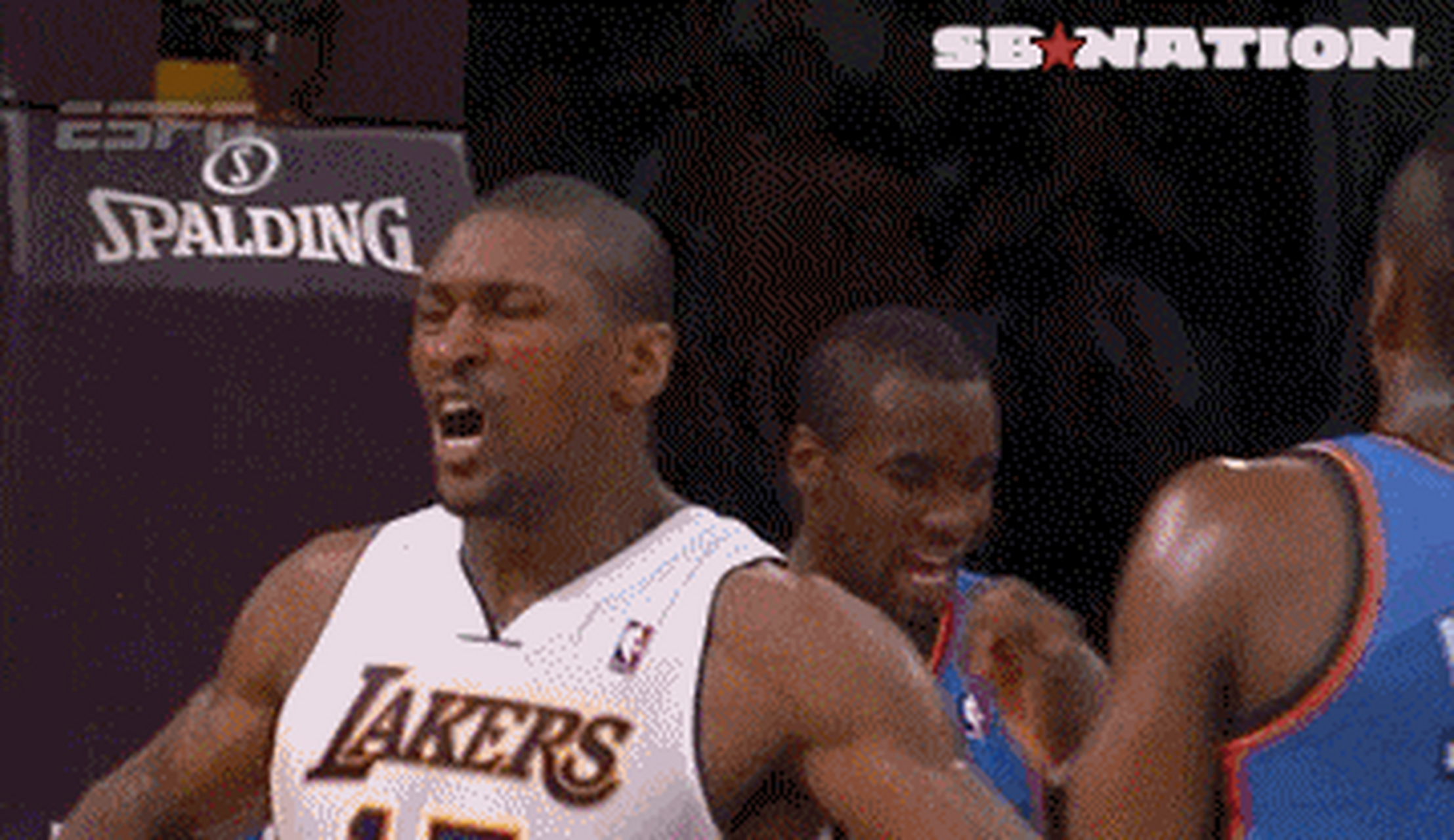 慈世平肘击哈登在nba球场上,架肘子是内线球员保护篮 #gif创作人