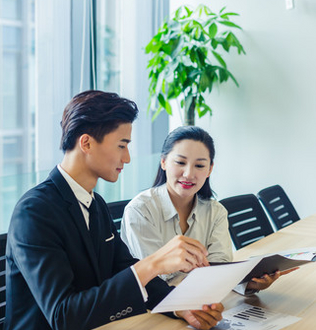 周一,人资总监通知招聘专员刚子,让他招聘2名文案策划,要求下周一必须