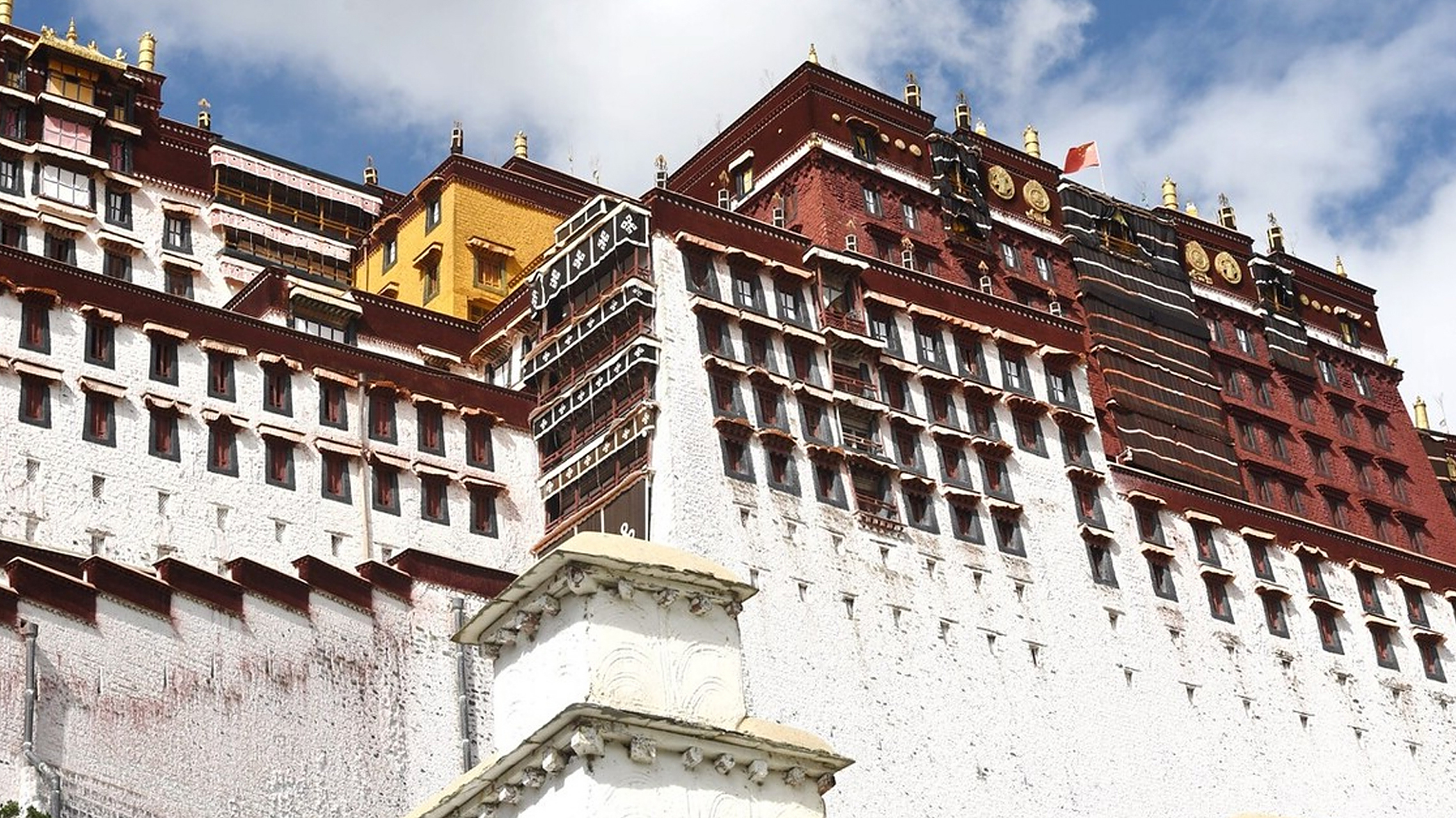 布达拉宫,位于拉萨西北的玛布日山上,是一座宫堡式建筑,主体建筑分为