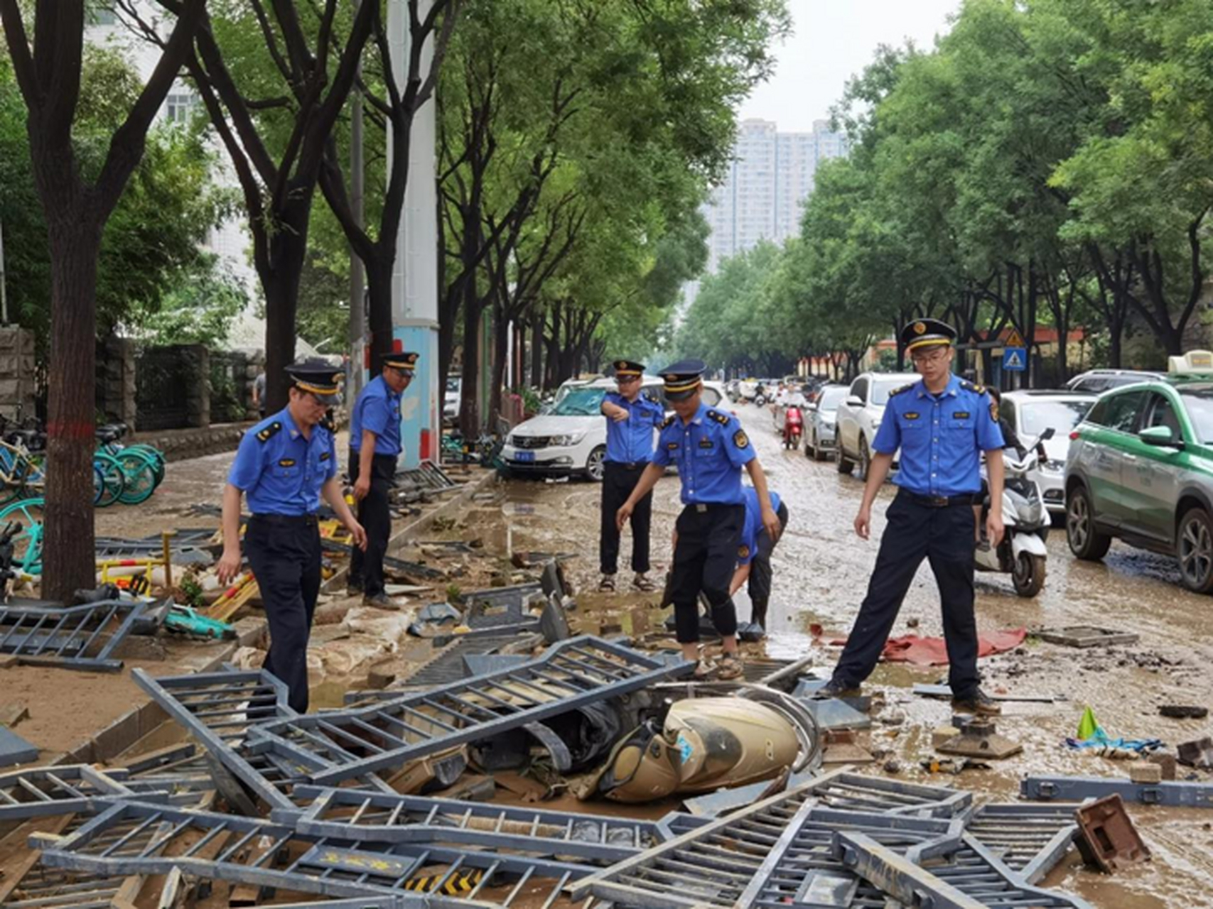 城管打警察图片