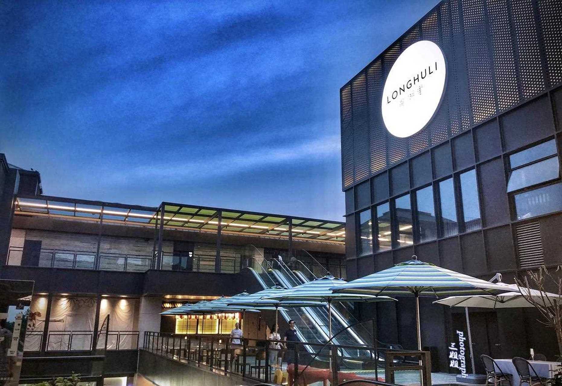 "龙湖里",郑州北龙湖的一处商业中心,这里应该也是郑州未来最牛的商业