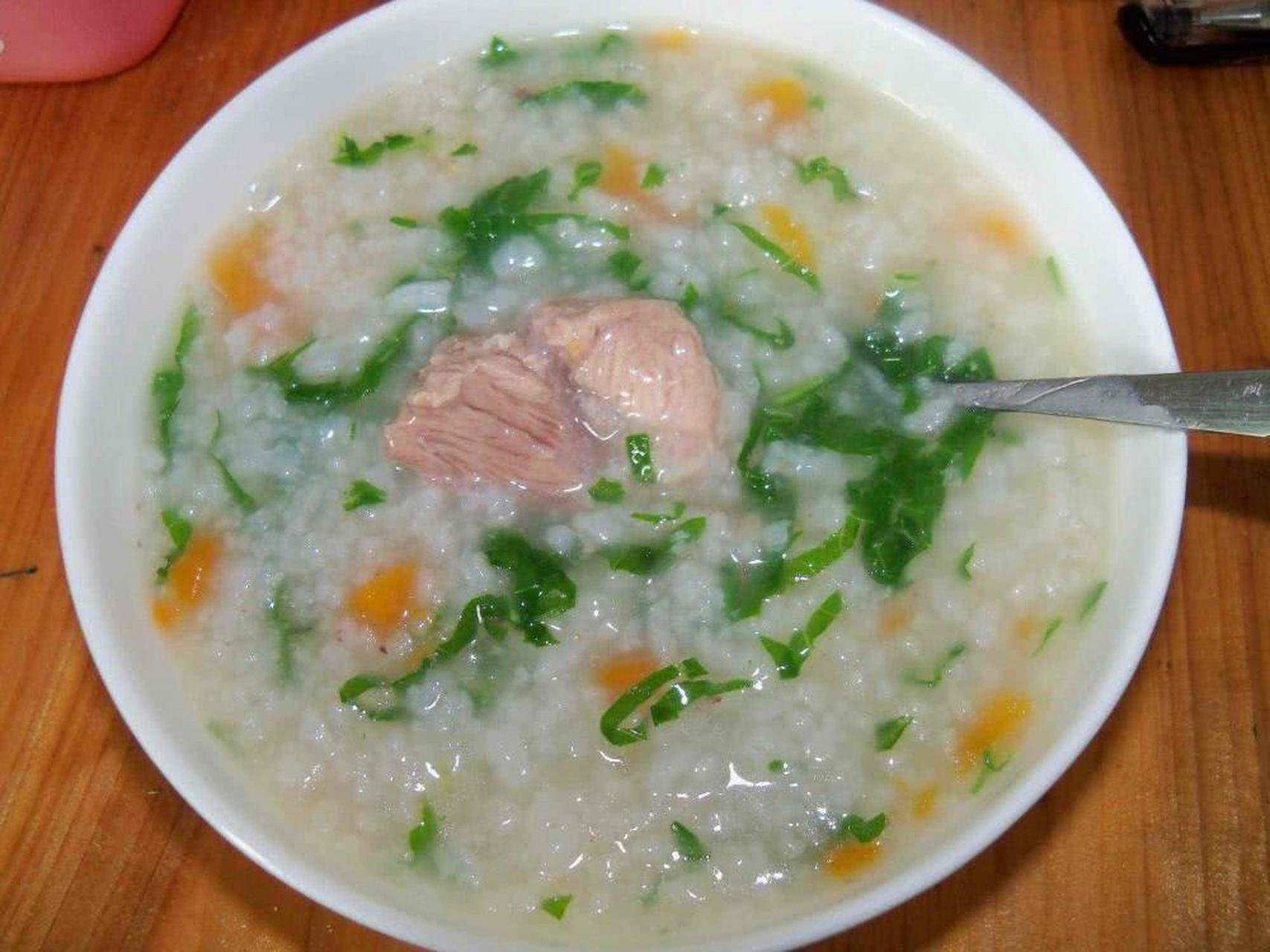 肉汤粥一般是食用手把肉后.用煮肉汤加大米熬,正宗的肉粥味美无比.