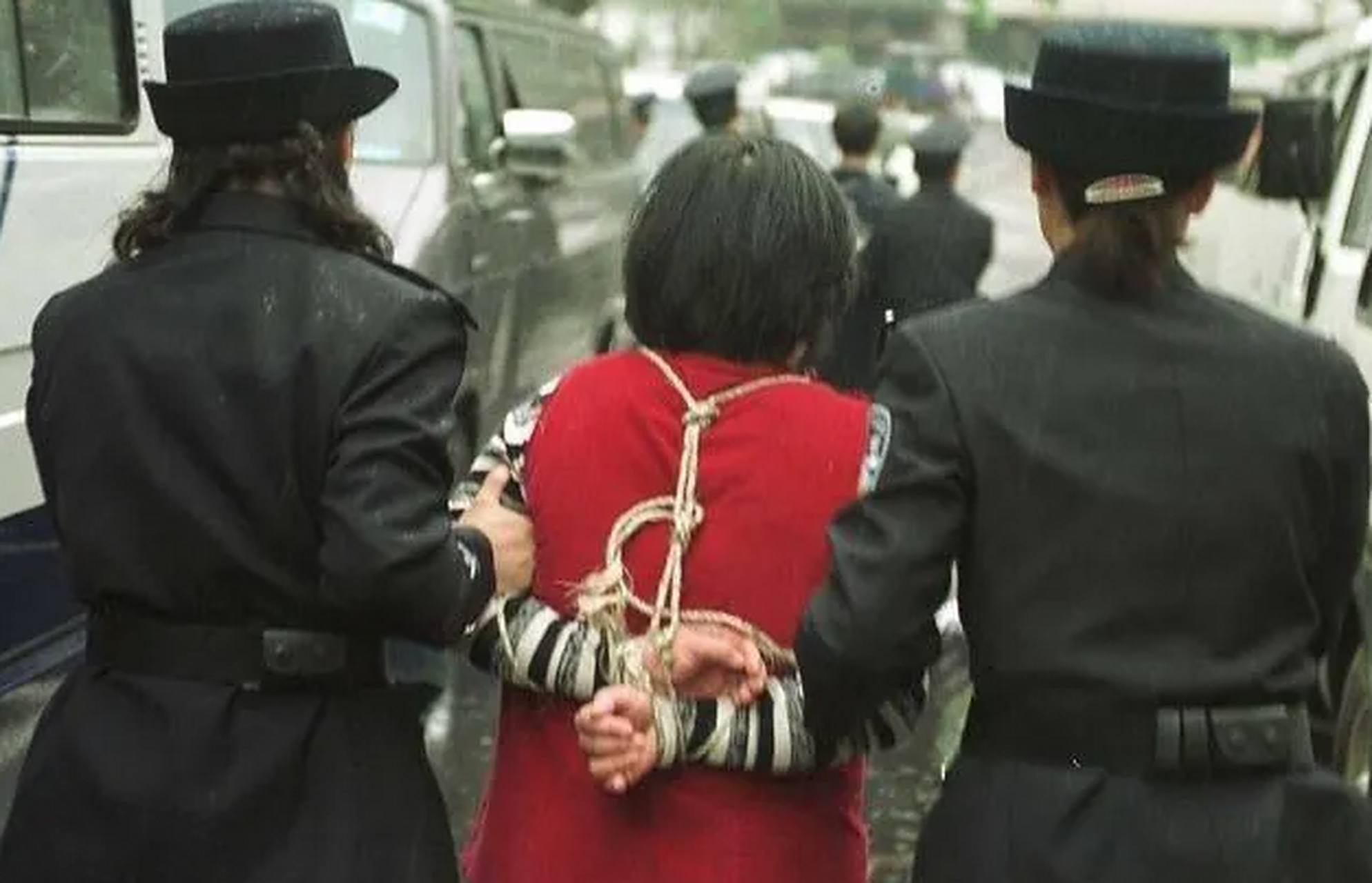 老照片:这个女死刑犯被五花大绑,身材佝偻,头发凌乱,在两名女法警的