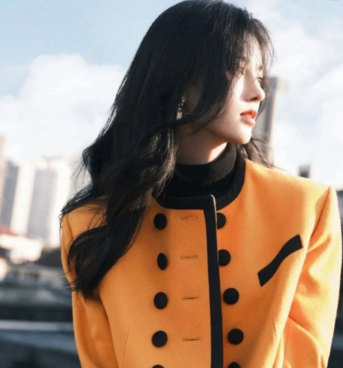 鞠婧祎天台穿搭 也太美了吧～秋季穿搭小心机 跟着明星学穿搭