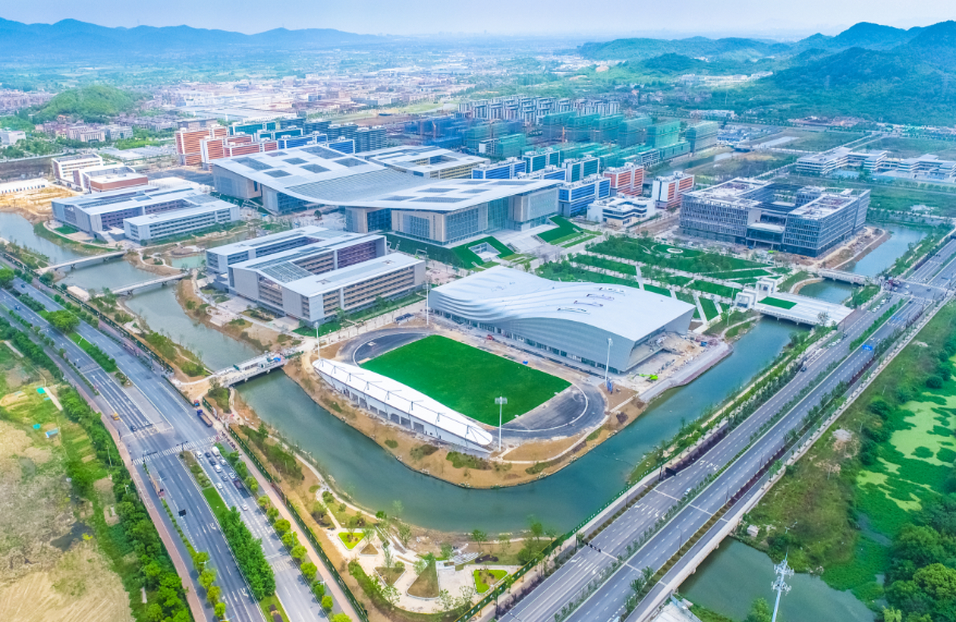 【北京航空航天大学中法航空校园揭牌启用】5月29日上午,杭州市#北京