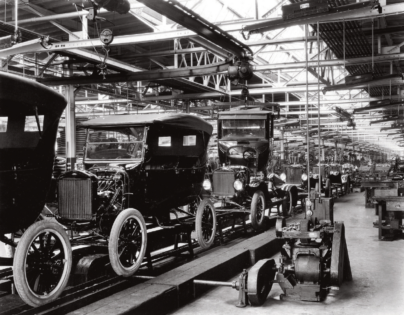 20年代福特生产线在生产t型车,由于采用了装配流水线,1925年达到 100