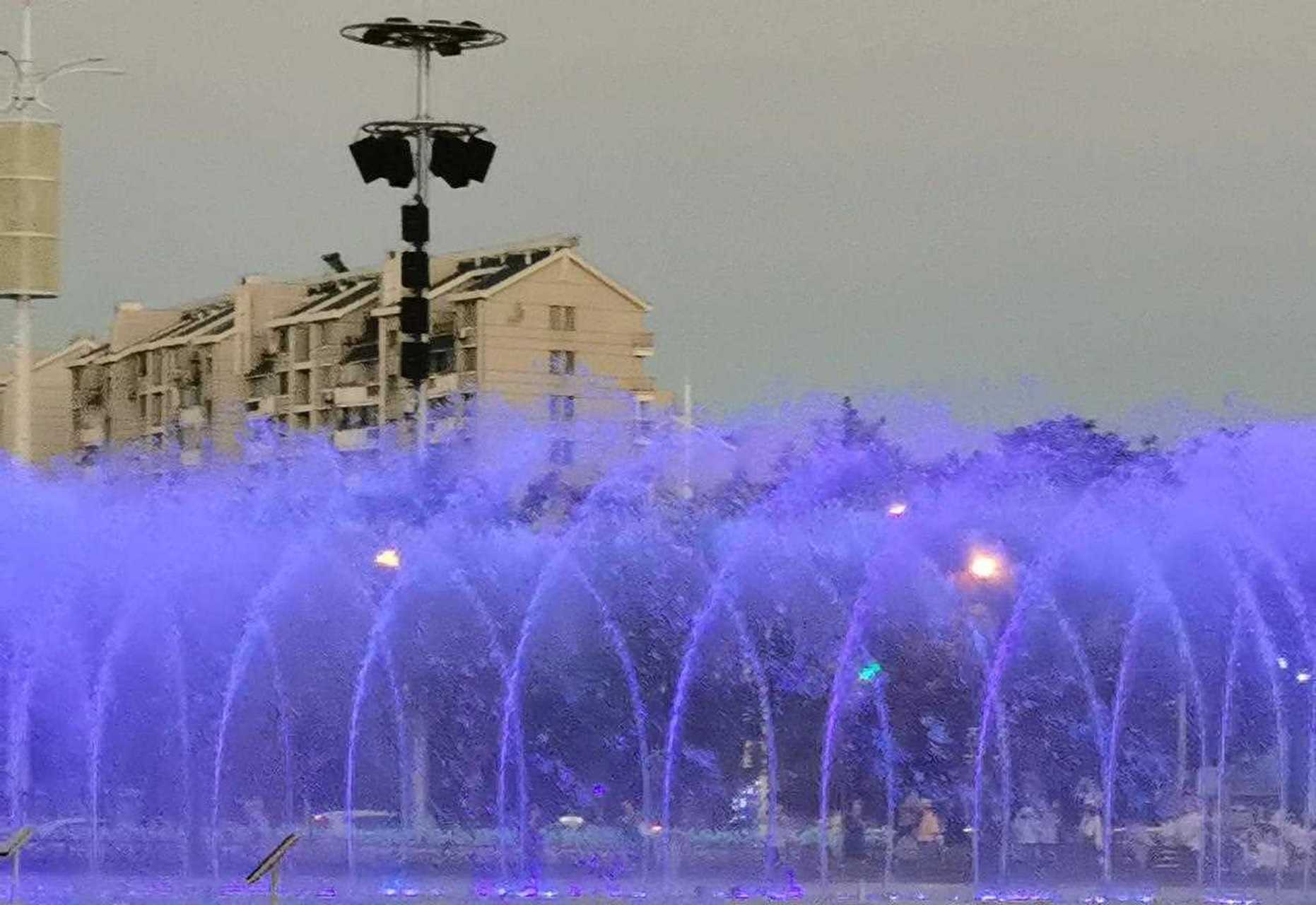 在上海愛琴海購物公園逛,廣場上有音樂噴泉水幕秀,音樂噴泉結束後有兩