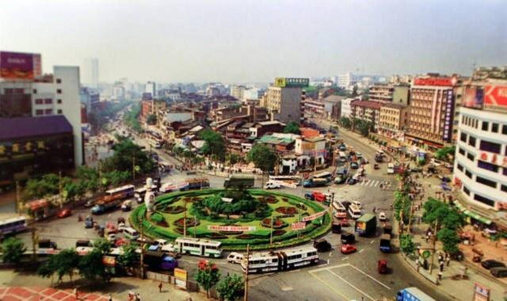 老照片:上世纪90年代重庆石桥铺转盘,其实那时候这里是很容易堵车的