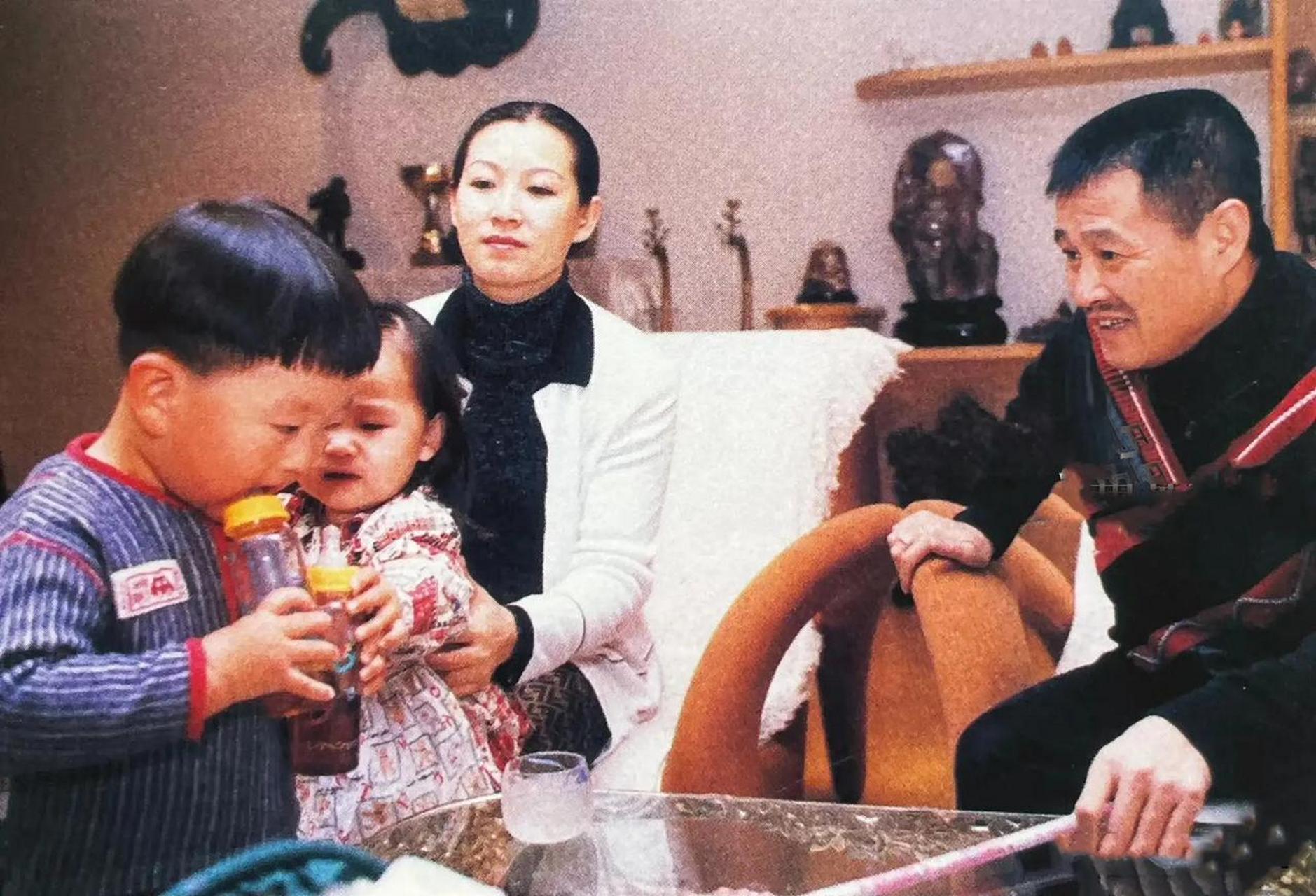 1999年,照片上的赵本山还是一个年轻的父亲.