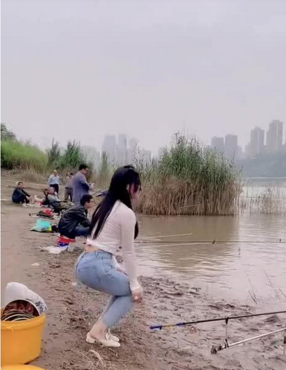 美女,你是来钓鱼的?还是来钓人的?