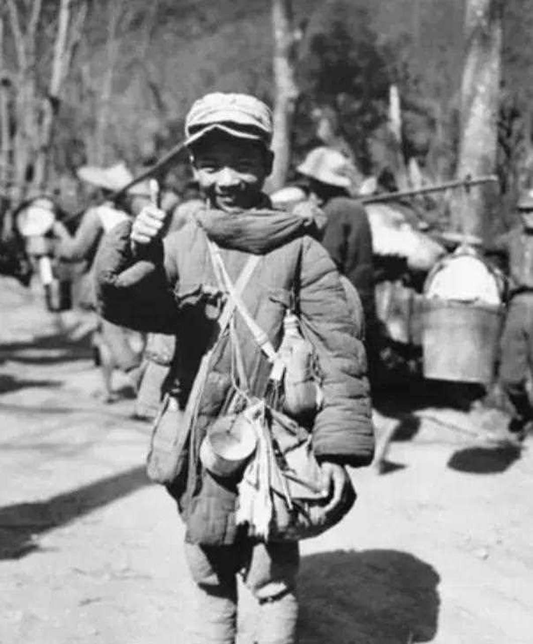 抗战时期这样的小战士很多,这个小战士名叫张全胜,据说照了这张照片不