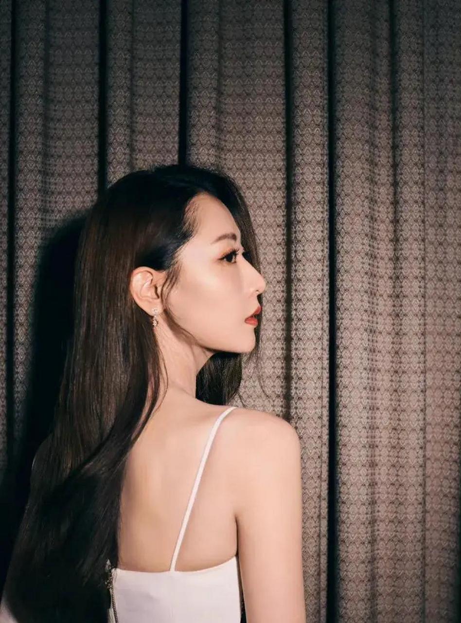 白冰女神气质满满,有几分妩媚的感觉.