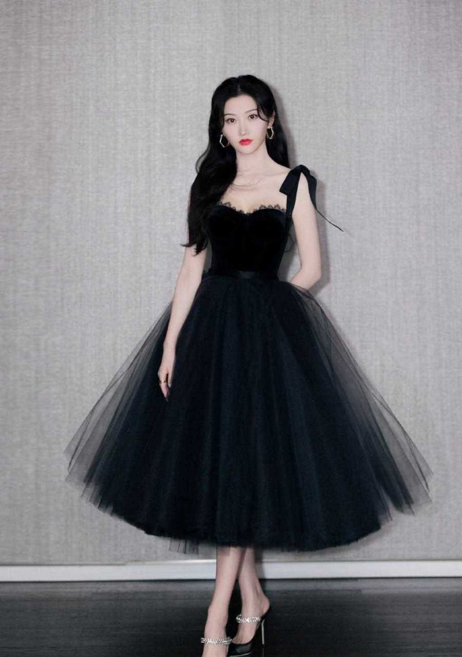 景甜身穿黑色薄纱裙亮相某活动,肩部的蝴蝶结设计勾勒出凹凸曲线,皮肤