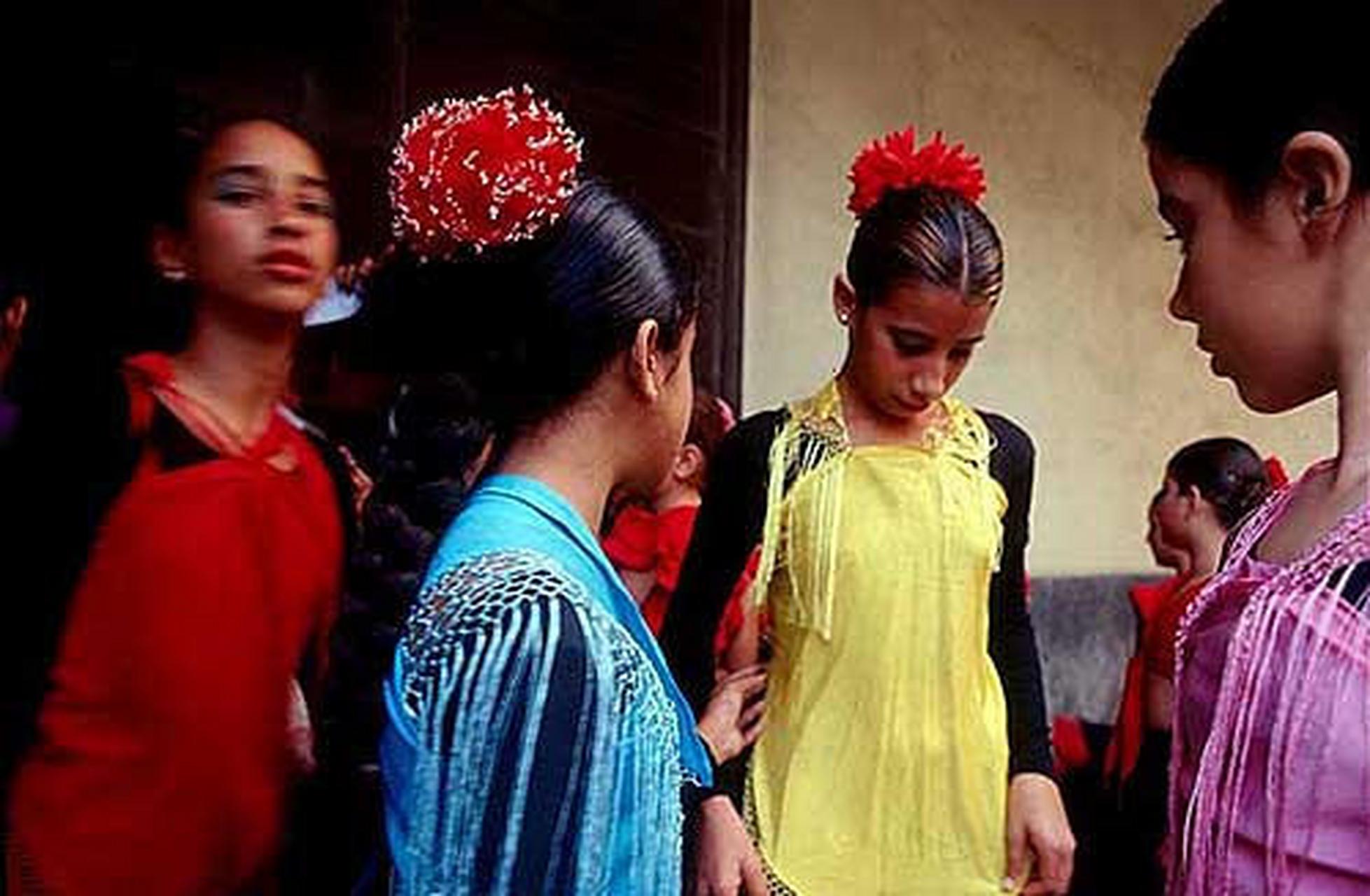 盛装的古巴的小女孩,她们在准备排练节目.