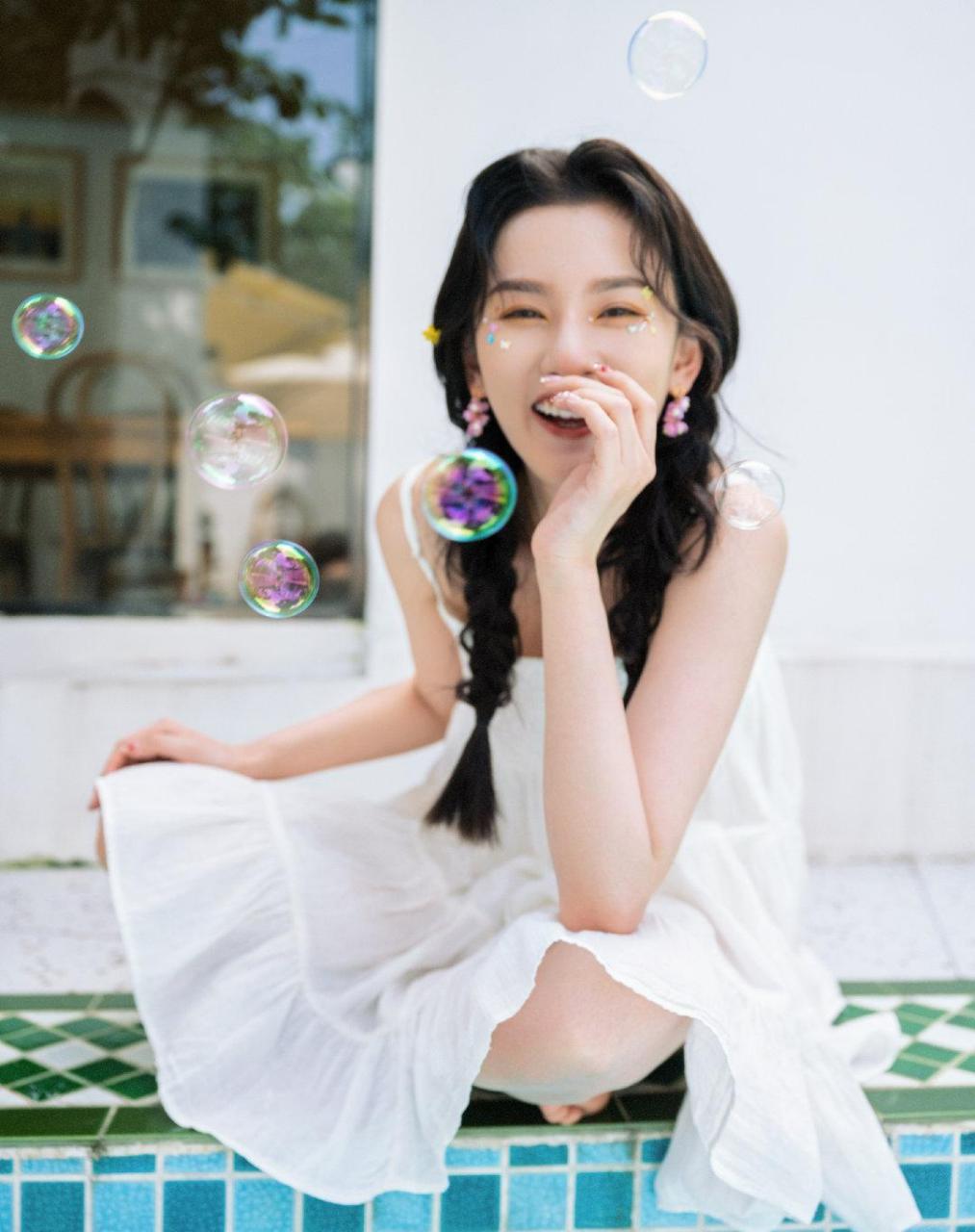 宋祖儿生日写真,白色连衣裙 双麻花辫造型,扑面而来的少女感,祖儿新的