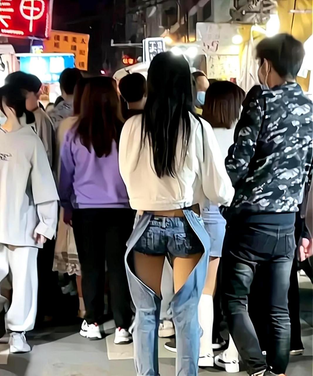 婴幼儿穿着纸尿裤的开裆裤.
