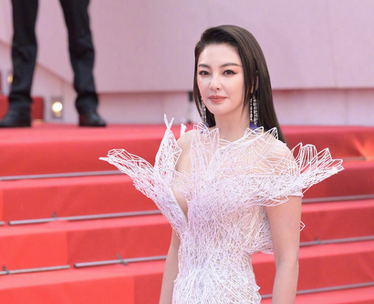 据外媒报娱乐圈明星张雨绮参加戛纳红毯穿的3d打印长裙,凭借时尚感和