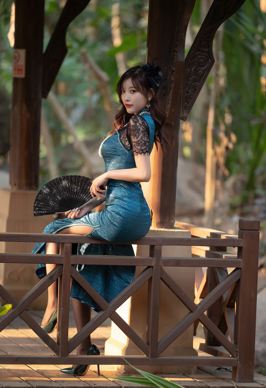 高贵典雅的韵味服饰,映衬着她艳丽娇嫩的容颜,妩媚动