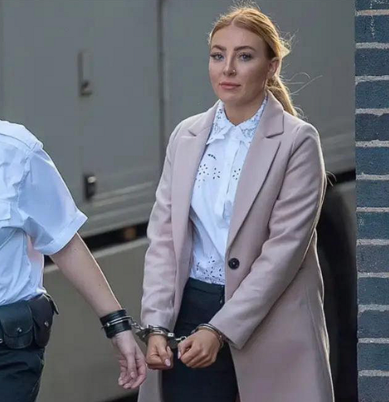 仅仅一年时间,玛丽就从一个前途无量的狱警变成了一名囚犯.