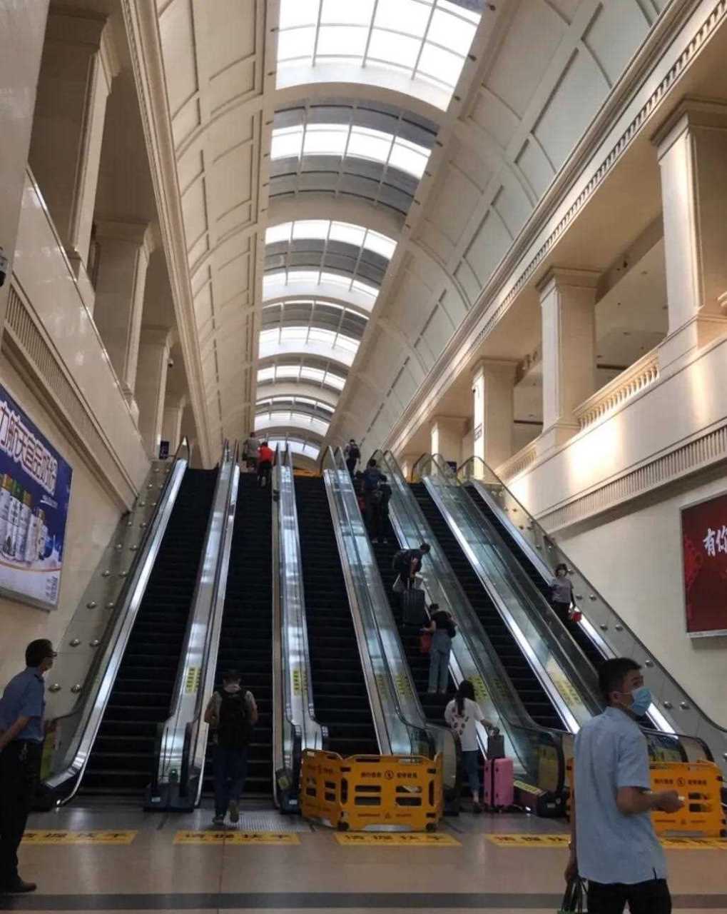 [嘘]   早上来送朋友,看着这样的汉口火车站,还有空荡荡的车厢,莫名的