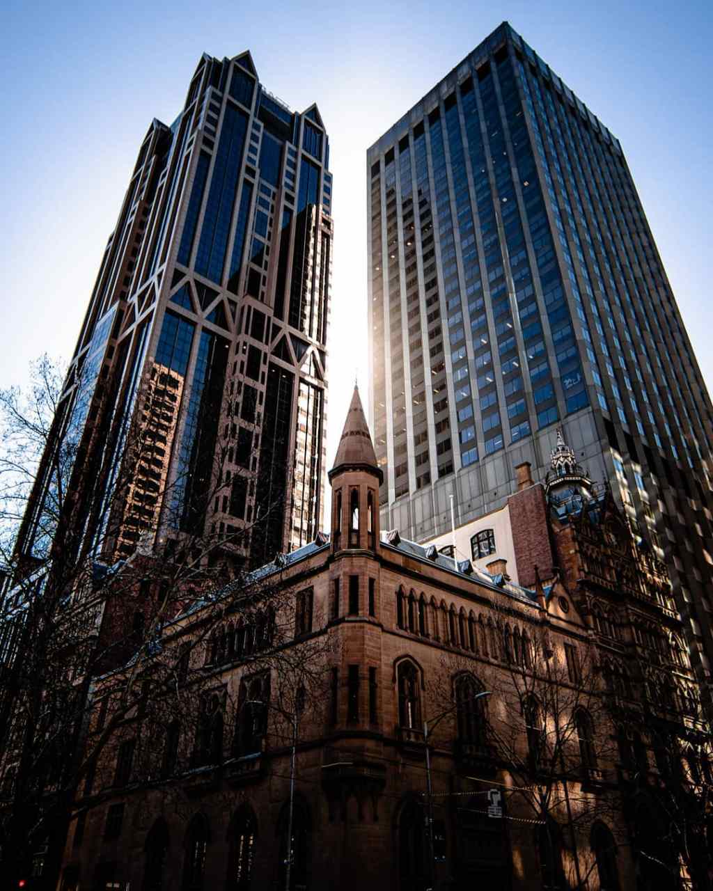 仰视拍摄建筑 #摄影#  #摄影作品# 仰视是拍摄建筑最常用的视角,使用