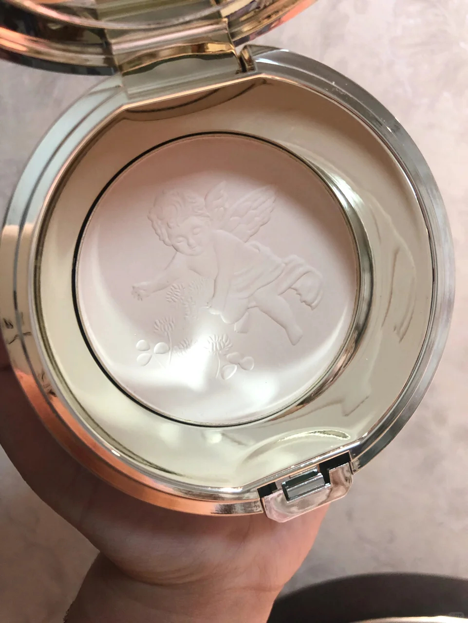 嘉娜宝天使蜜粉饼 !2019版也是如此美美美!(附各版本对比!) 年度大戏!