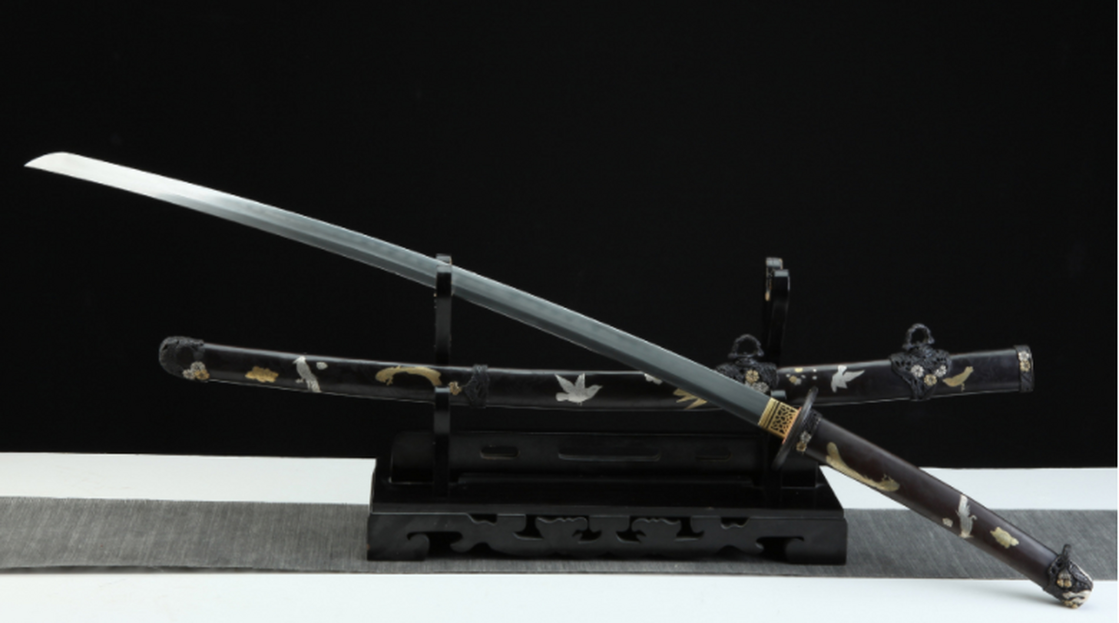 纯铜精雕,古法鎏银;刀鞘:纯铜手工包铜,刻花,将木梢用铜皮包上后起到