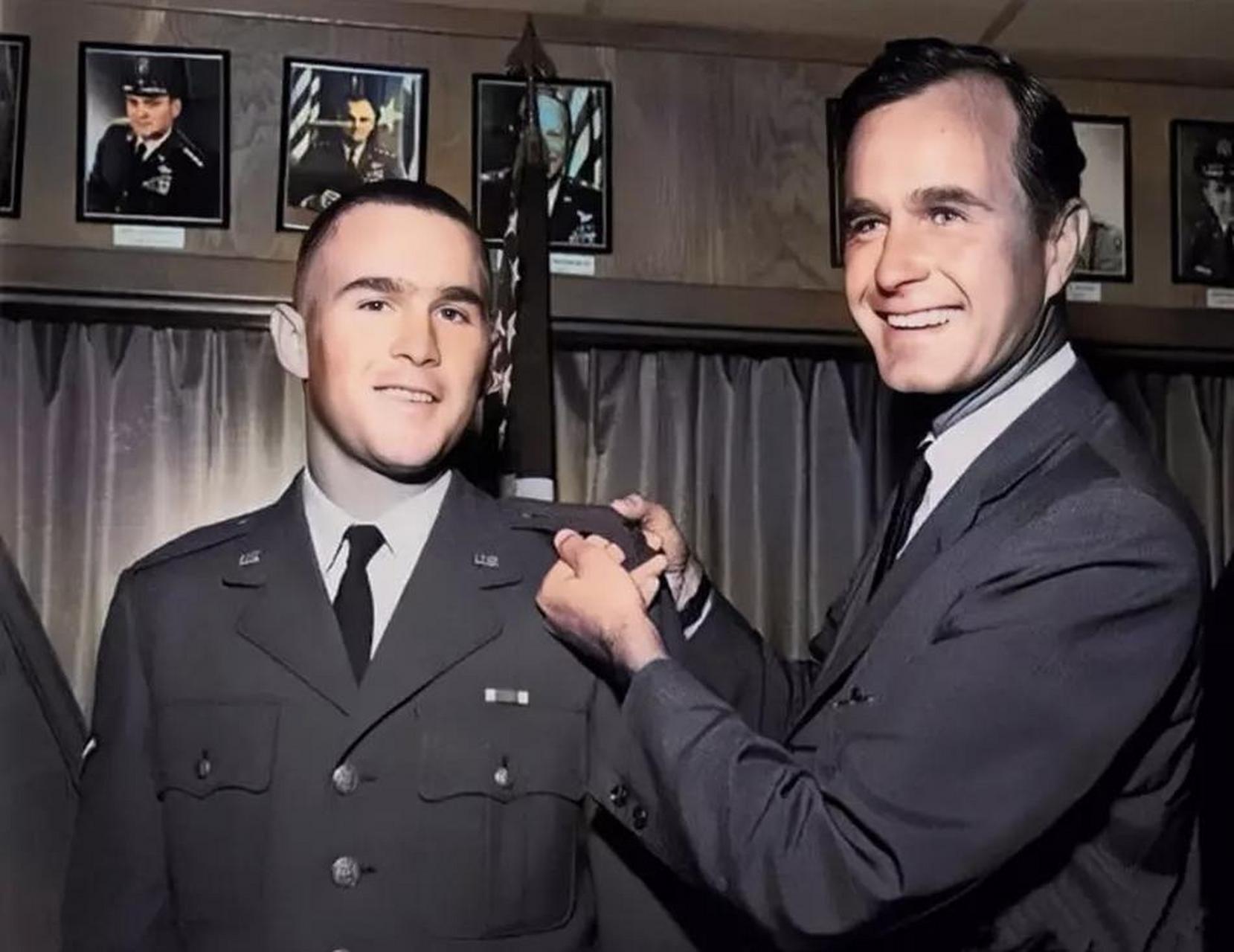 1968年,老布什送小布什参军照,照片上父子俩兴高采烈地笑着!