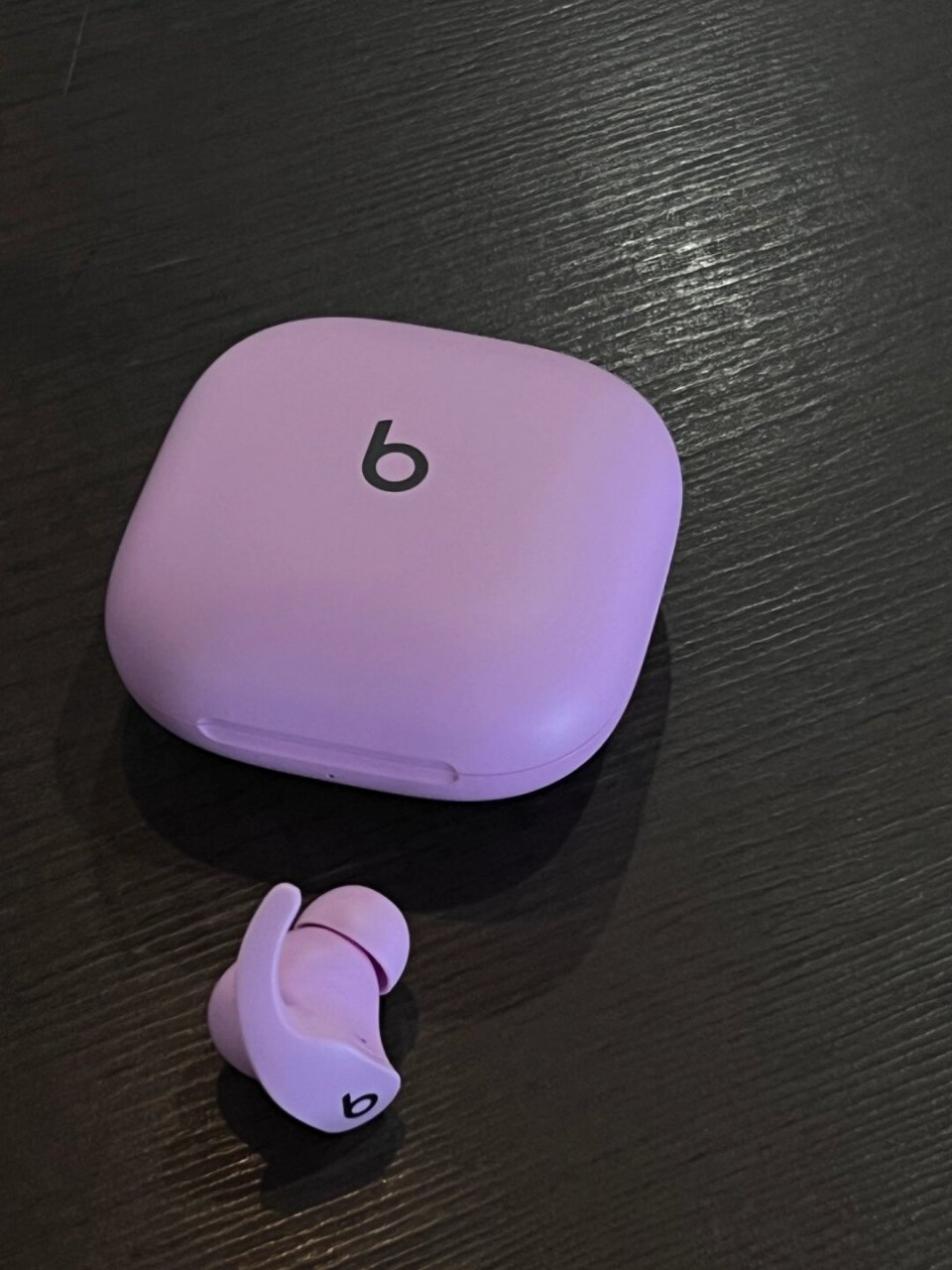 买了白色的beats fit pro  beats fit pro的降噪功能也很强大,如果看