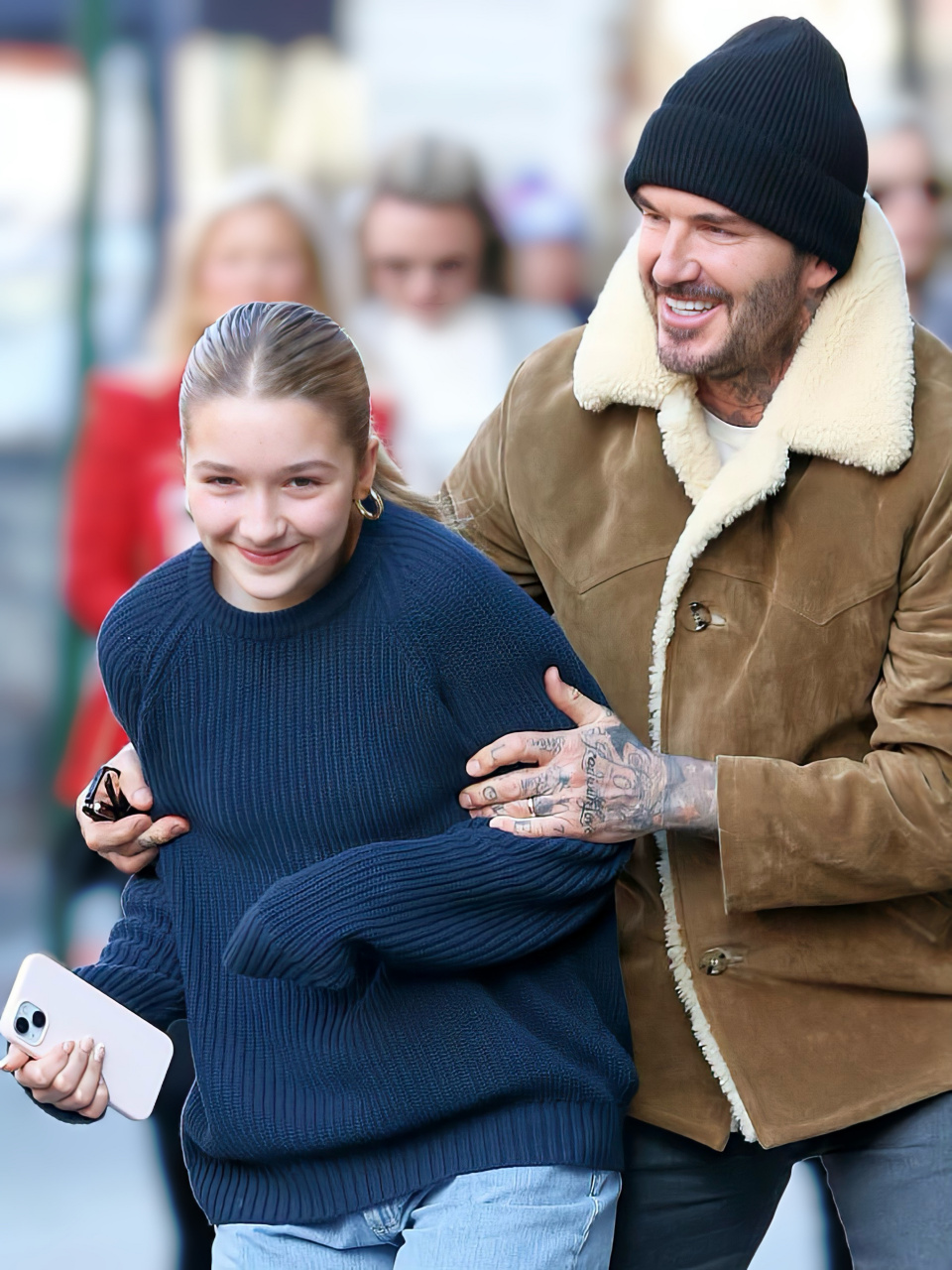 12岁的小七长得好漂亮啊～小贝在街上抱着闺女太宠爱,小七和他长得