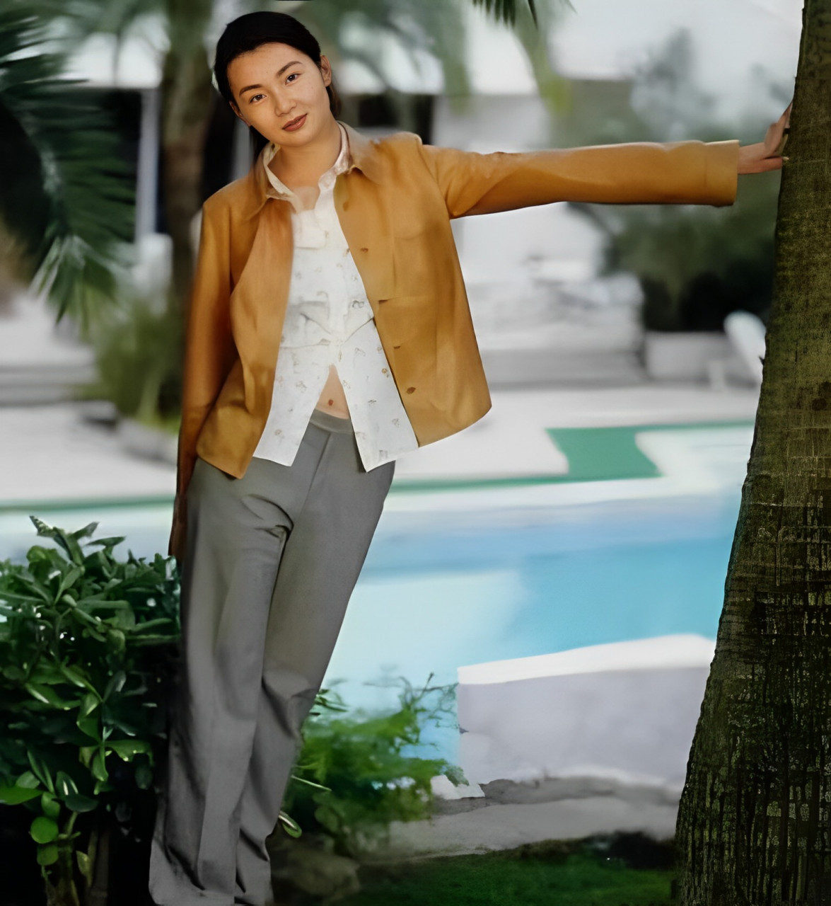 1996年,张曼玉在法国戛纳,当时她32岁.