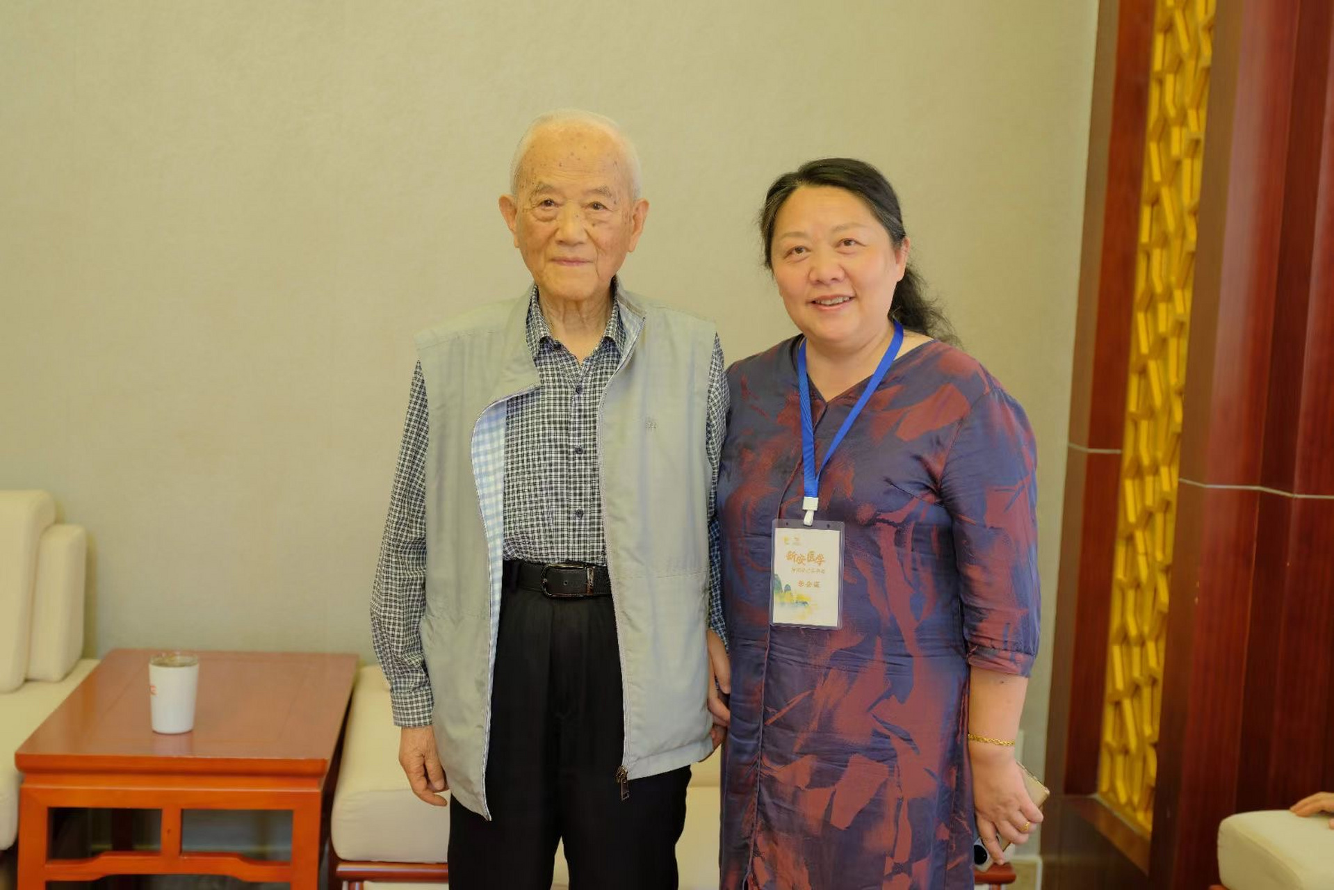 和国医大师徐经世一起传扬中医文化  朱长刚博士和牛淑平教授精心筹备