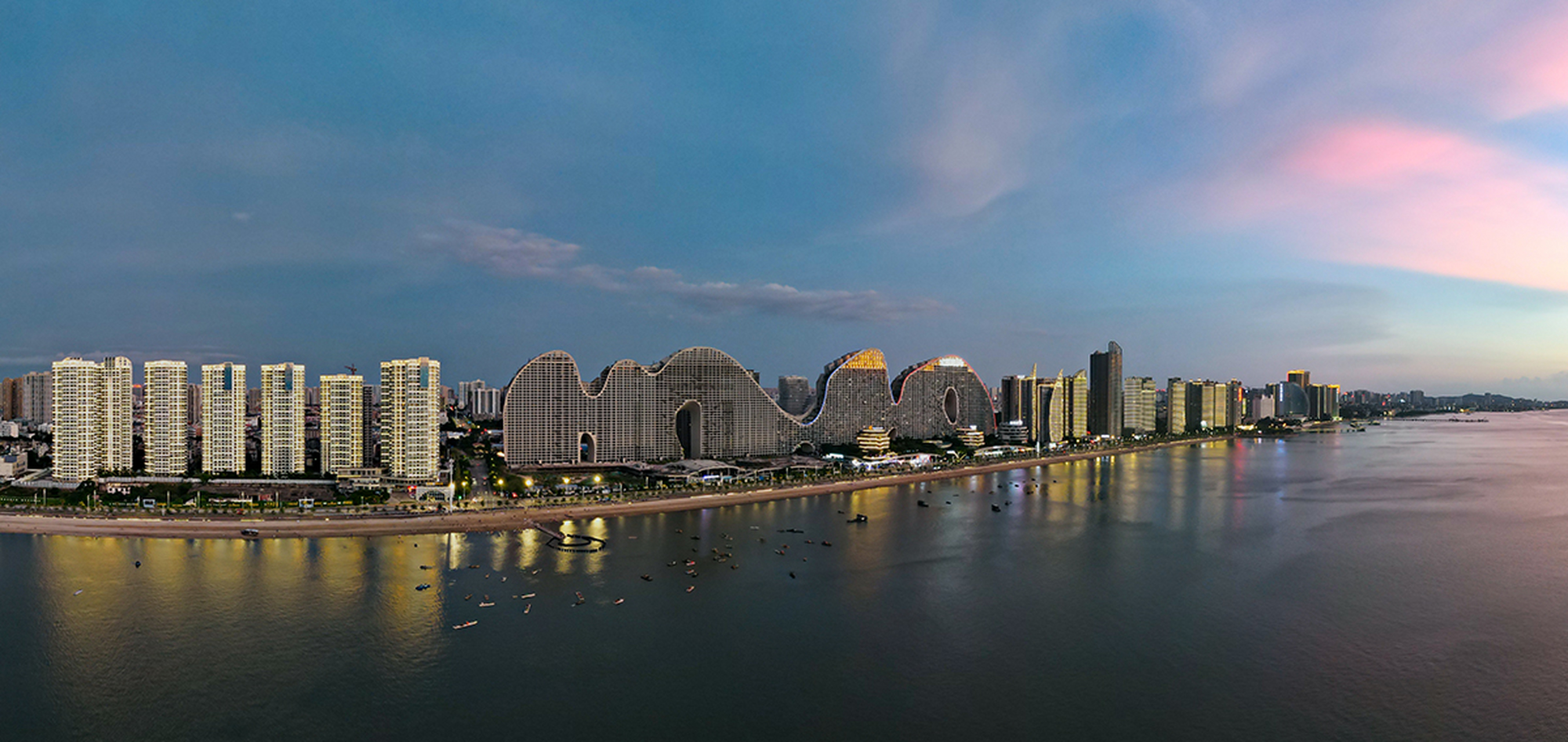 就差所有灯光亮起了  随着北部湾壹号二期工程建起来,北海的城市封面