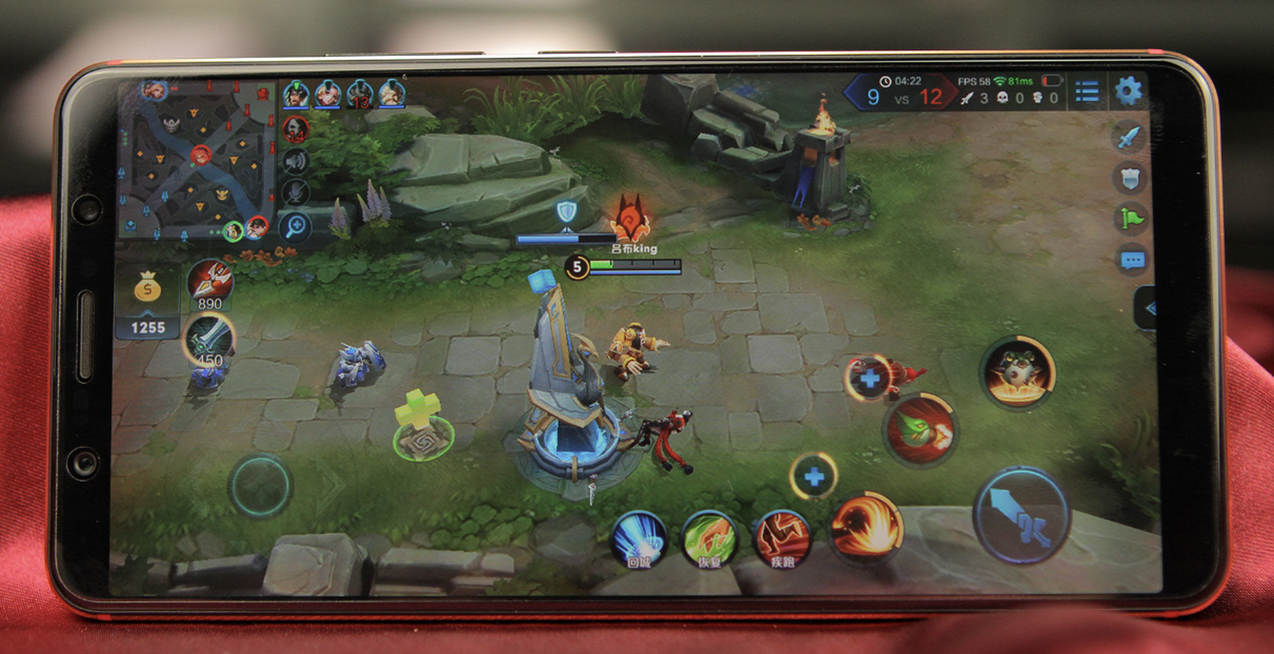 以前用全面屏安卓手机玩《王者荣耀》,这莫名其妙就被对面打野抓住抓