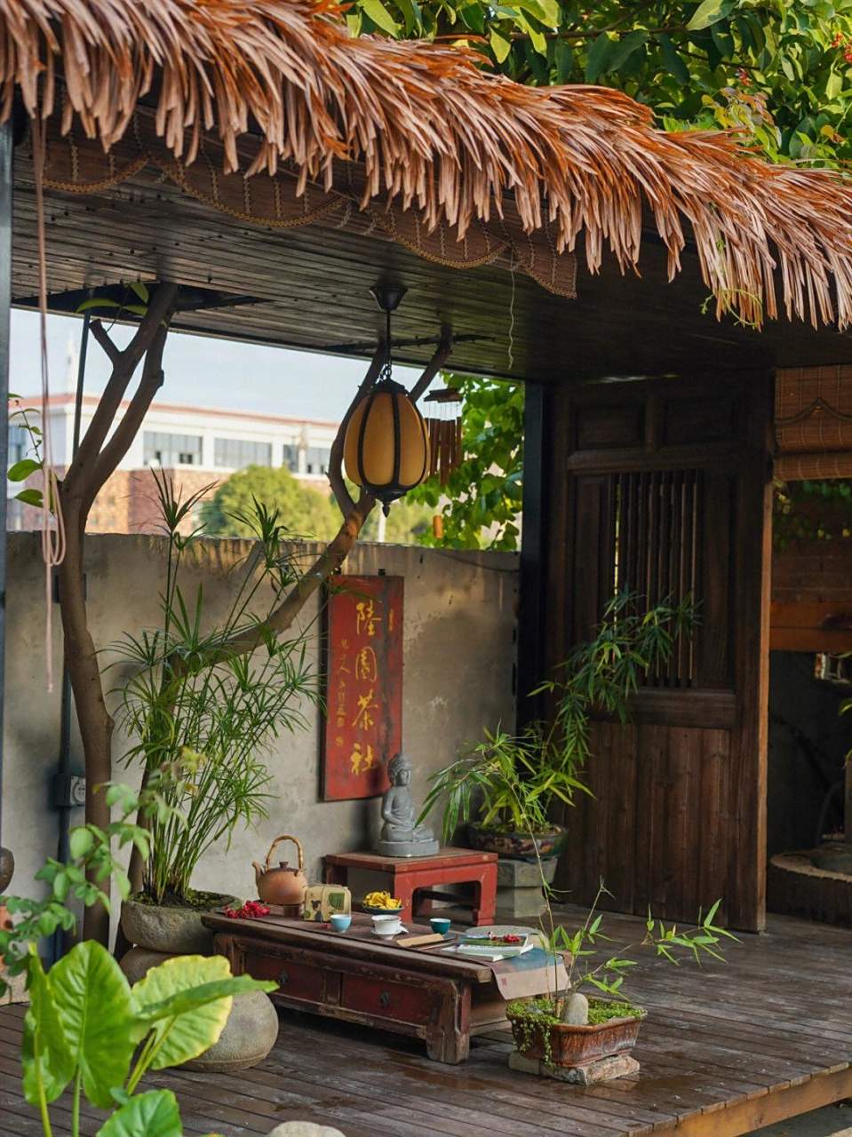 有个小院,茶烟琴韵书声 南方的秋,草木雕得慢, 空气来得润,天的颜色