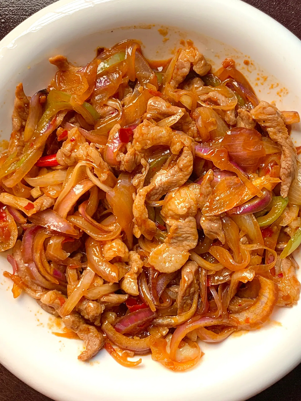 今天吃圆葱炒肉,洋葱丝甜甜脆脆的,肉丝嫩滑 香辣入味,真的超下饭的!