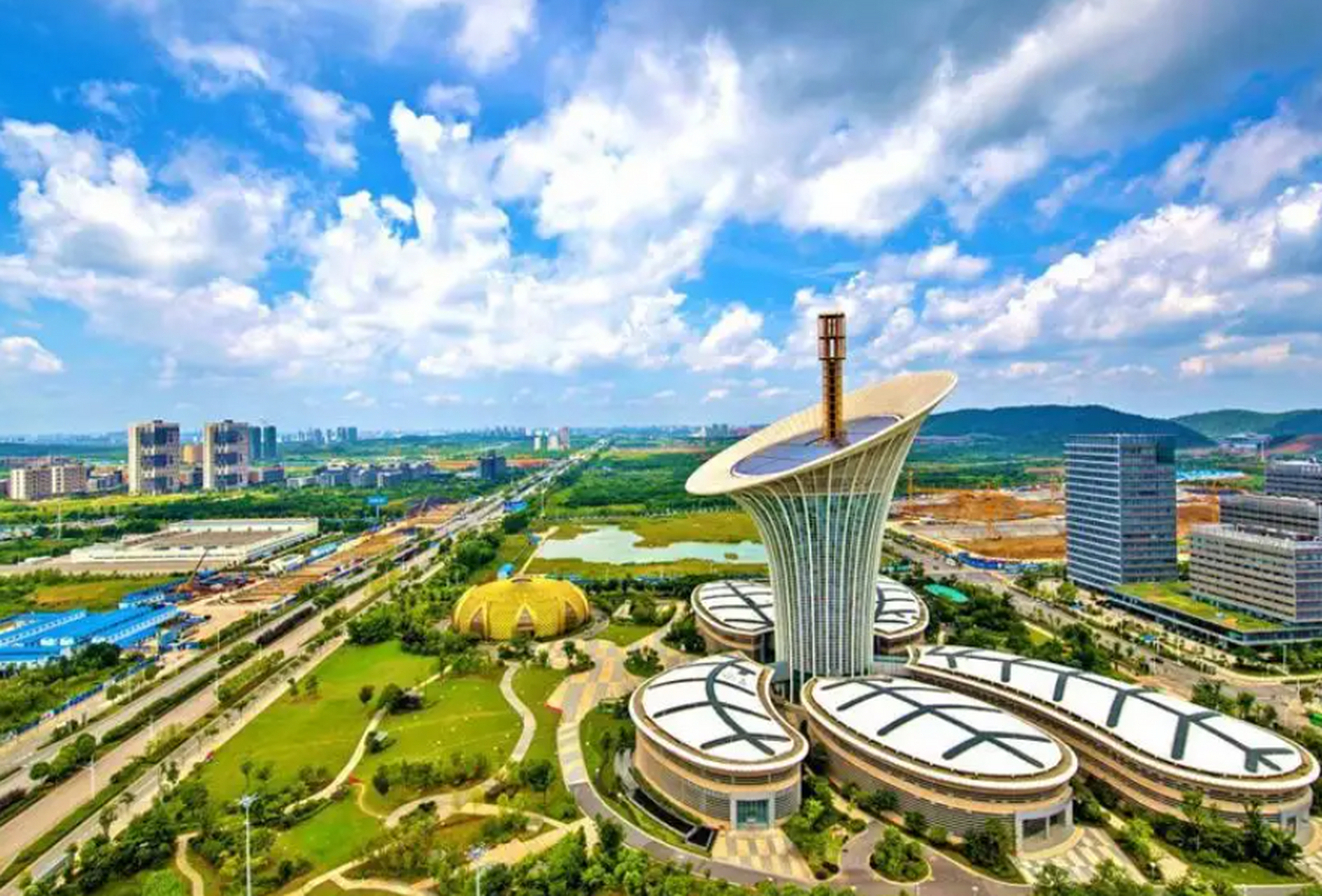 武汉东湖高新区聚集了2000多家互联网企业,涉及人工智能,智能硬件等