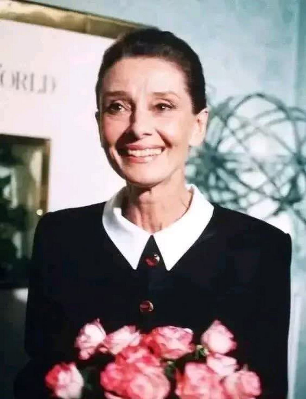 晚年的奥黛丽·赫本,虽然容貌不再美丽,脸上也有明显的衰老痕迹,但