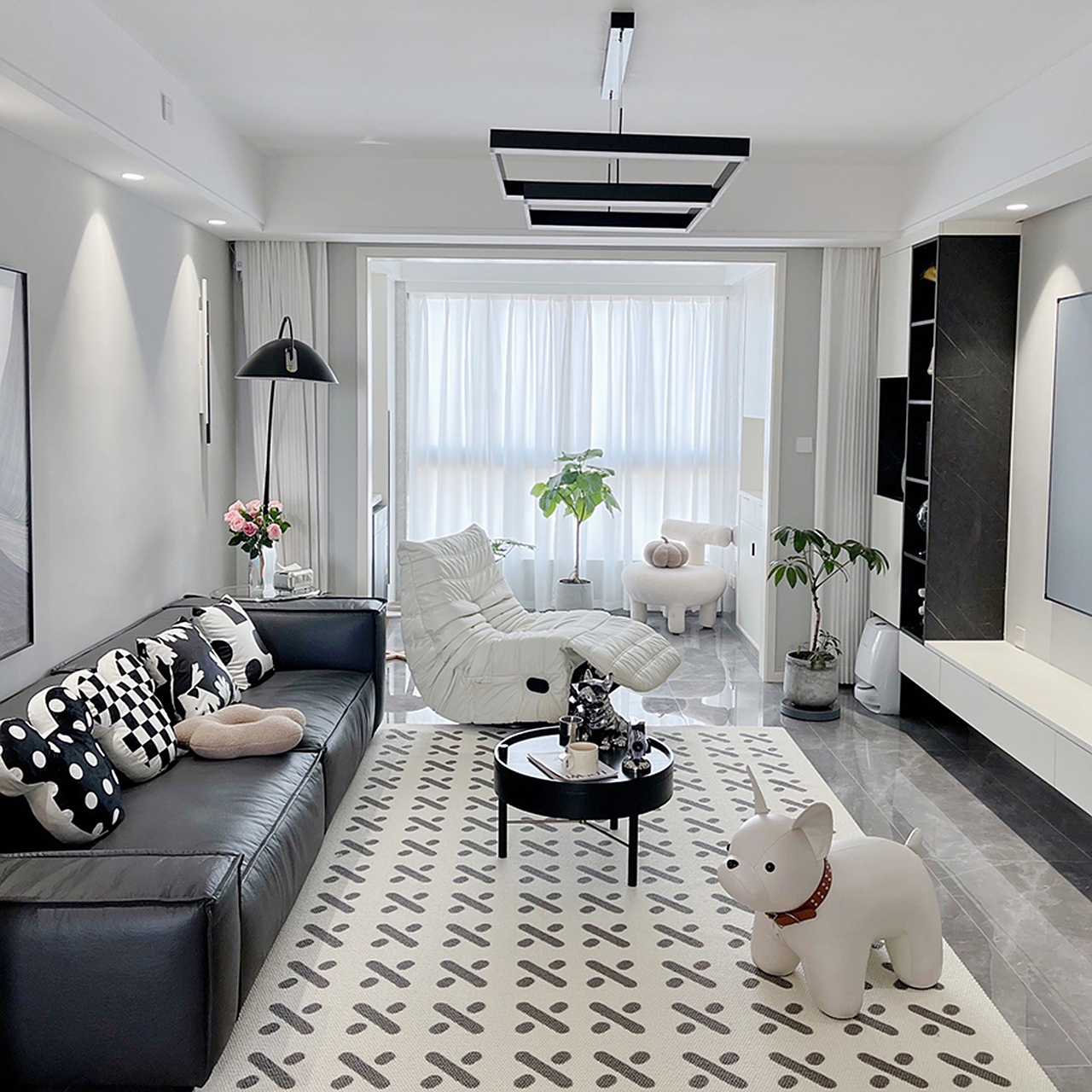 我家整体是现代简约黑白灰装修风格,100平的房子,三室两厅两卫的户型.