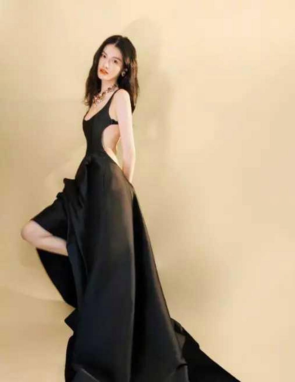 何穗是中国知名超模.她身材高挑,气质高贵.