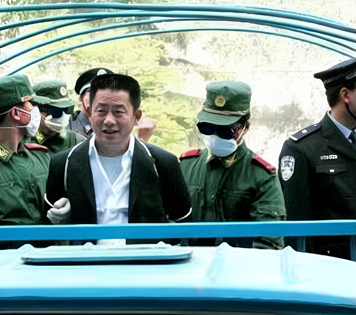 2005年,在郑州,宋留根被处决前的场景是这样的:他是当地的一位"有名气