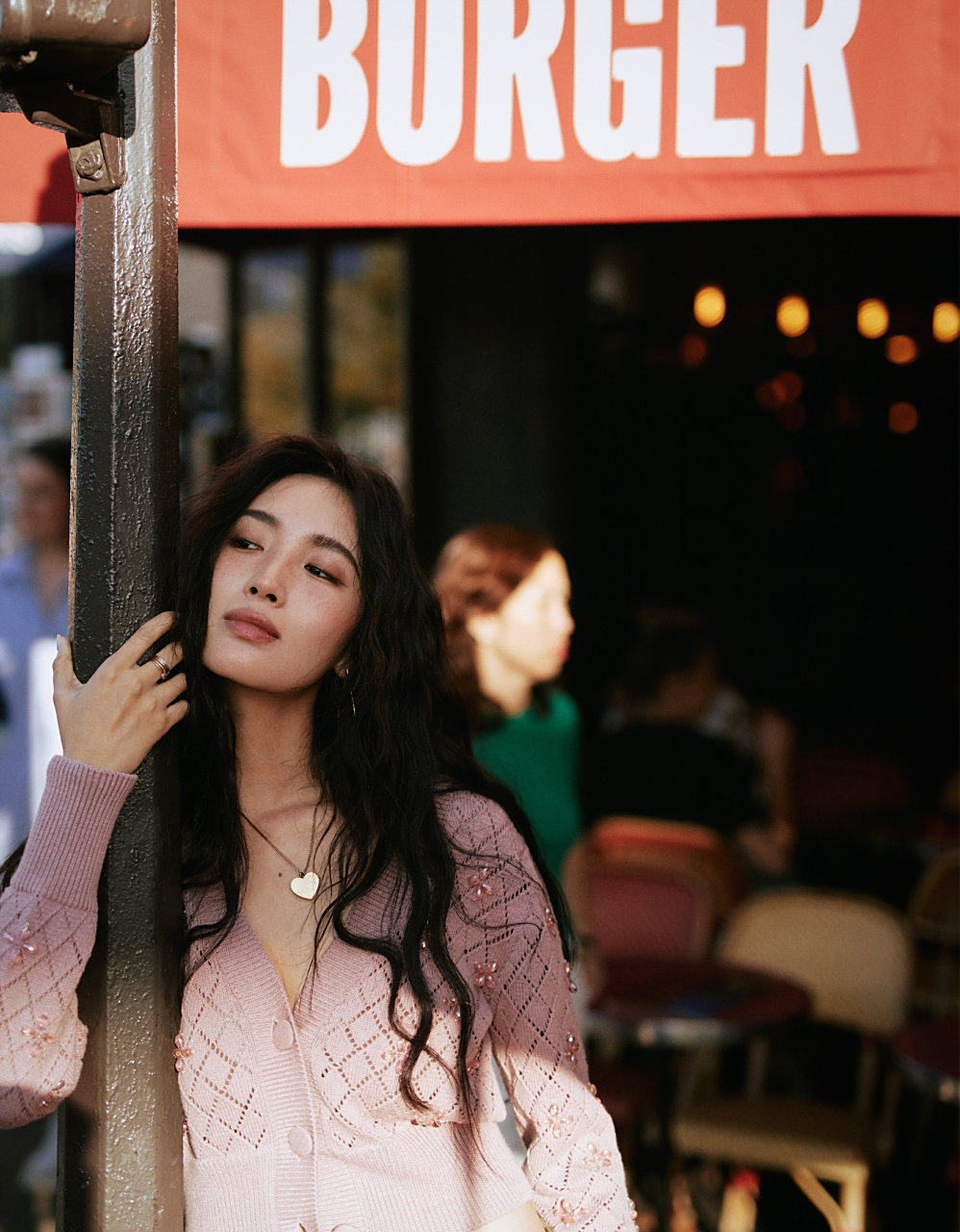 王紫璇一组巴黎街拍打卡照,一身复古织开衫外套搭配工装牛仔裤,优雅的