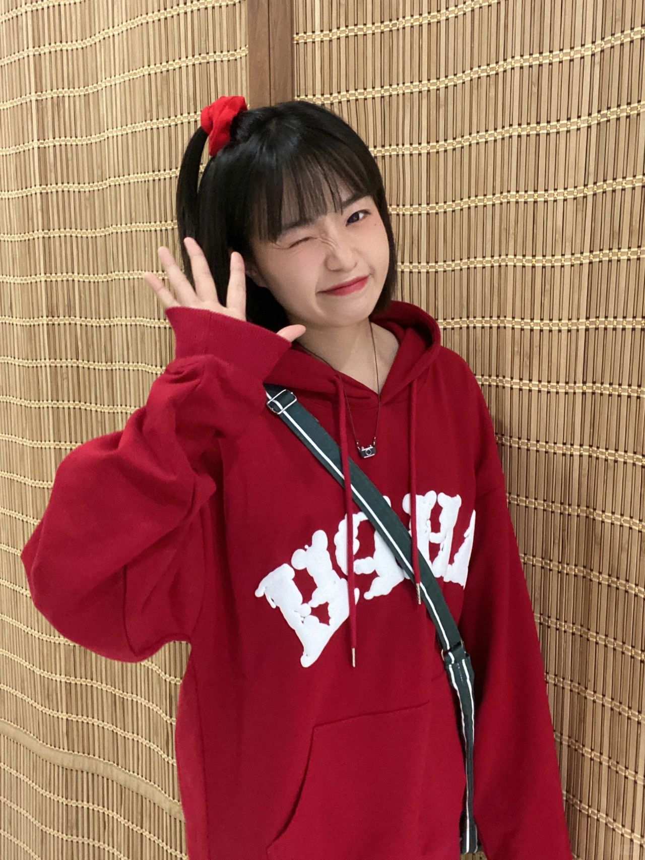 第二件卫衣背后有爱心图案,是加绒的,特别舒服,搭配牛仔裤就特别青春