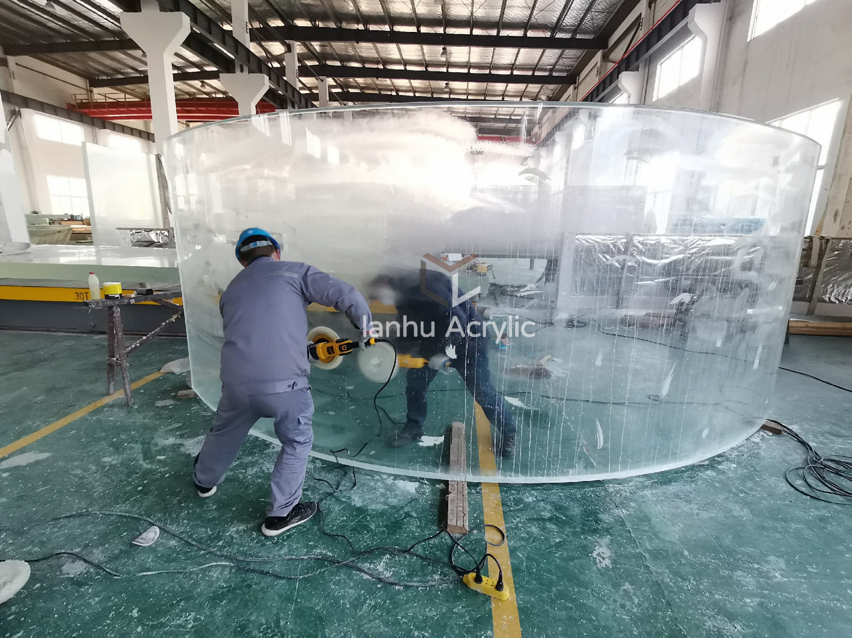 亚克力热弯一般分局部热弯和整体热弯:  局部热弯是亚克力展示架加工