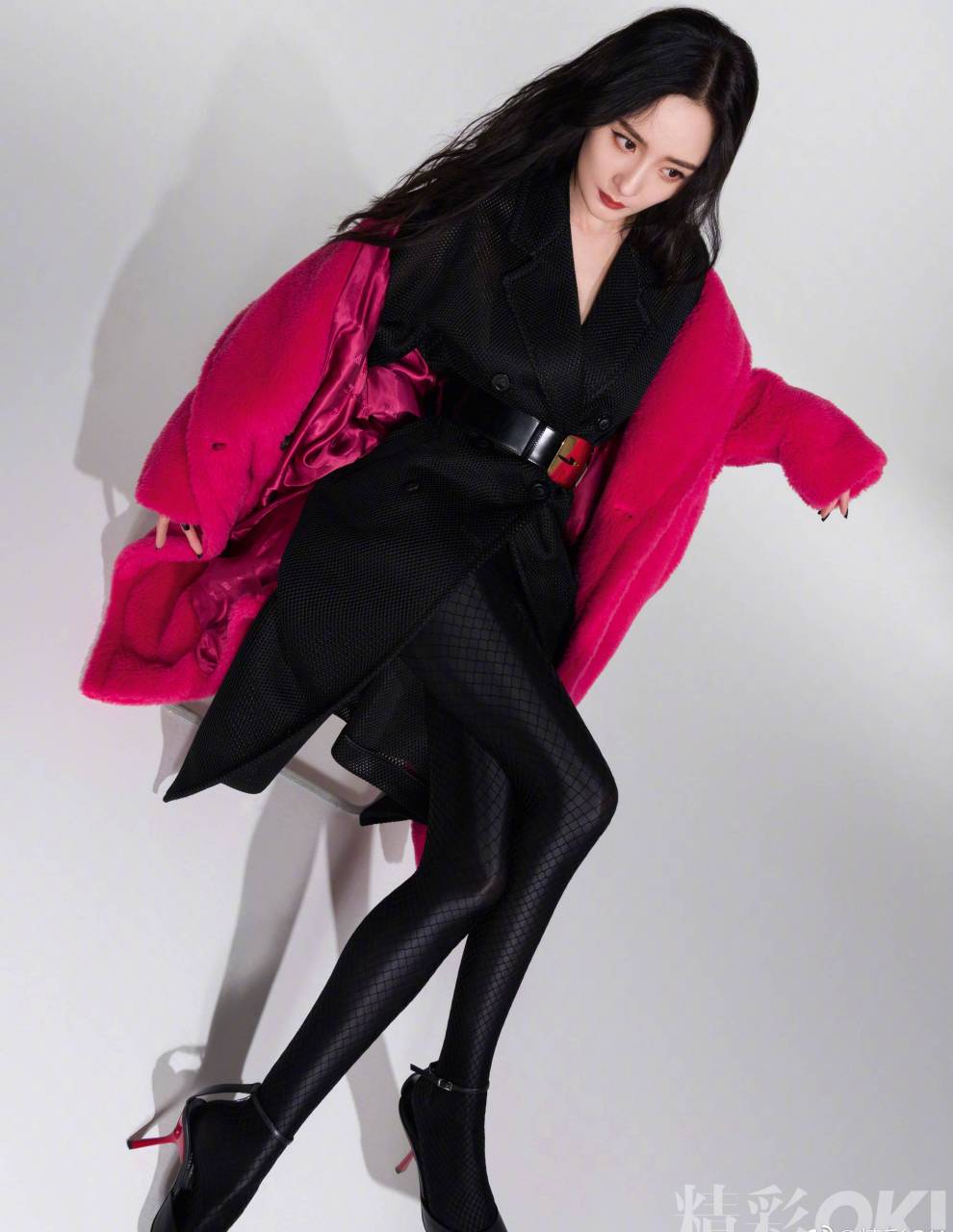 杨幂低盘发造型演绎摩登女郎 穿黑丝高跟鞋秀美腿!